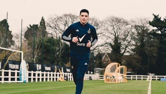 Video | Raúl Jiménez demuestra su recuperación en el entrenamiento con una 'rabona' que casi acaba en gol