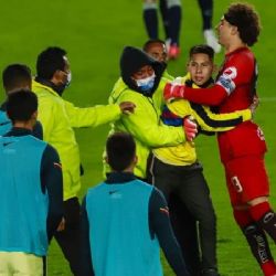 Aficionados invaden el campo del Estadio Hidalgo y uno llega a Memo Ochoa
