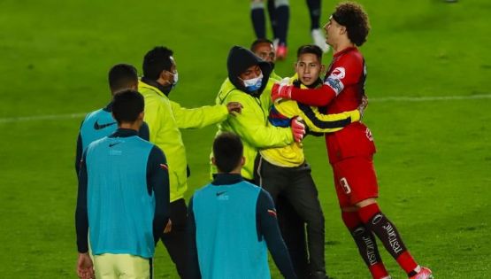 Aficionados invaden el campo del Estadio Hidalgo y uno llega a Memo Ochoa