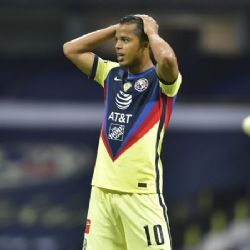El delantero mexicano Giovani dos Santos con un pie y medio fuera del Club América