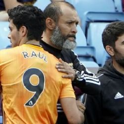 Wolverhampton anuncia la salida de su entrenador y deja en el aire el futuro de Raúl Jiménez