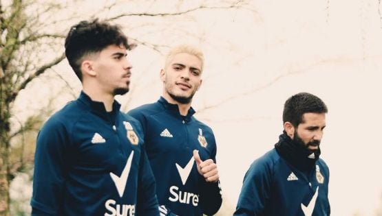 El canterano del Club América, Raúl Jiménez, recibió homenaje del Wolverhampton frente al Manchester United