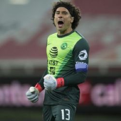 Chivas y Pumas, entre los equipos contra los que más luce Memo Ochoa