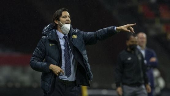 Santiago Solari aplaude el partido realizado por el equipo ante el Portland Timbers