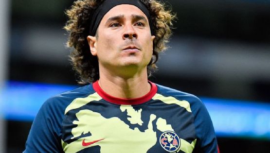 Memo Ochoa presume la nueva playera de visitante del Club América