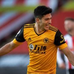 El canterano azulcrema Raúl Jiménez presume el regalo que le dio el Club América