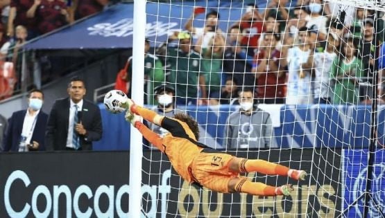 Video | Memo Ochoa ataja penal decisivo para darle el pase al Tri a la final de la Nations League
