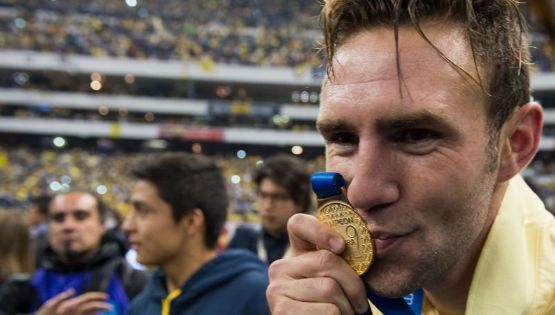 Miguel Layún le quiere entregar a Moisés Muñoz la medalla de campeón con América