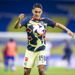 Video | Santiago Naveda le muestra el escudo a Diego Reyes en el festejo del América
