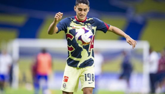Video | Santiago Naveda le muestra el escudo a Diego Reyes en el festejo del América
