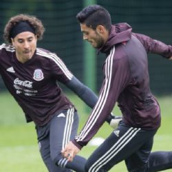Emotivo mensaje de Guillermo Ochoa a Raúl Jiménez por su regreso a las canchas