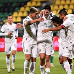 Real Betis y Wolverhampton se unen para regalar jerseys de Diego Lainez y Raúl Jiménez