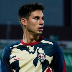 Gran detalle de Mauro Lainez y Óscar Jiménez con joven aficionado del Club América