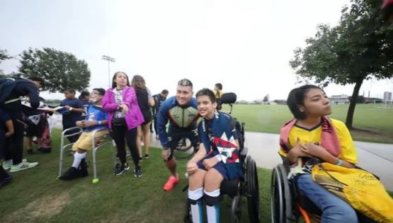Gran detalle del Club América en convivencia con niños del CRIT