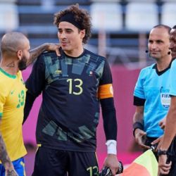 Memo Ochoa y Dani Alves intercambian emotivos mensajes de admiración