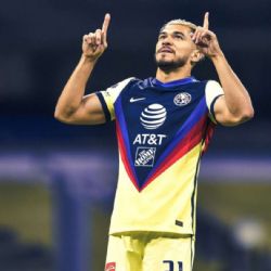 Gran detalle de Henry Martín al defender a un aficionado americanista de elementos de seguridad