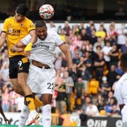 Raúl Jiménez se quita su casco de protección en pleno partido