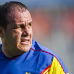 Cuauhtémoc Blanco levanta la mano para dirigir al Club América