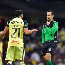 Henry Martín enojado por el arbitraje del Clásico Nacional entre América y Chivas