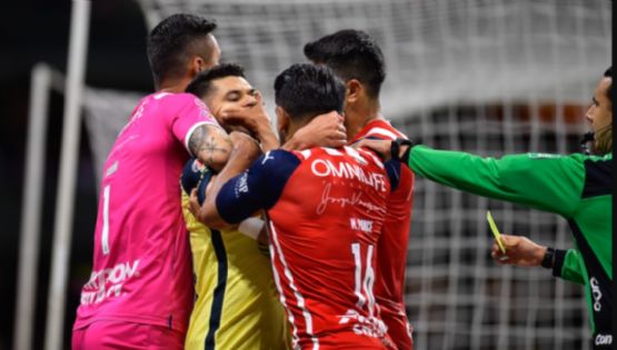 Miguel Ponce y Alexis Vega se burlan del piquete de ojos a Henry Martín 