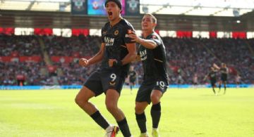 Memo Ochoa celebra el golazo de Raúl Jiménez en la Premier League