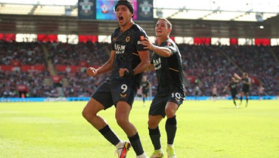 Memo Ochoa celebra el golazo de Raúl Jiménez en la Premier League