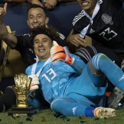 Andrés Guardado se rinde ante el guardameta del América, Guillermo Ochoa 