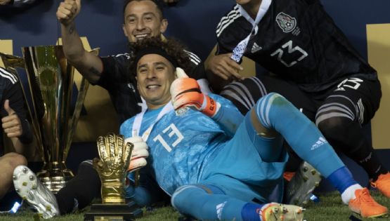 Andrés Guardado se rinde ante el guardameta del América, Guillermo Ochoa 