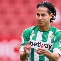 El DT del Real Betis explica la ausencia de Diego Lainez tras recuperarse de su lesión