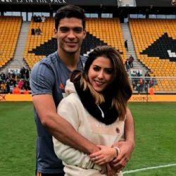 Raúl Jiménez y Daniela Basso revelan el género de su próximo bebé en el Estadio del Wolverhampton 
