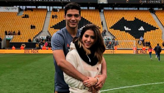 Raúl Jiménez y Daniela Basso revelan el género de su próximo bebé en el Estadio del Wolverhampton 