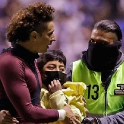 Video | Guillermo Ochoa defiende a aficionados del Club América contra la fuerza excesiva de la seguridad