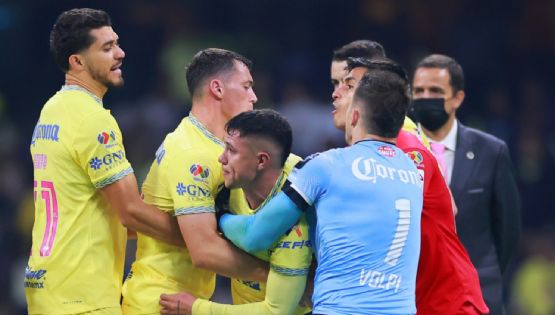 Video | ¿A los golpes? Emilio Lara termina muy molesto y lo detienen los compañeros