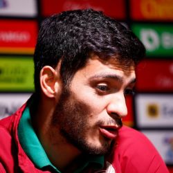 Raúl Jiménez confiesa que su lesión en el cráneo aún no termina de sanar