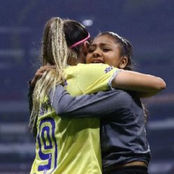 Katty Martínez recibió a aficionada que saltó al campo para saludarla