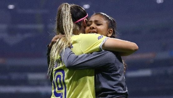 Katty Martínez recibió a aficionada que saltó al campo para saludarla