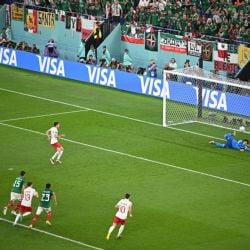 Video | Guillermo Ochoa se viste de héroe al atajarle penal a Robert Lewandowski