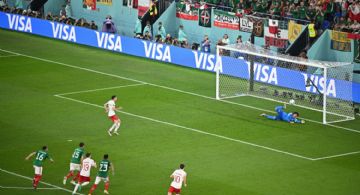 Video | Guillermo Ochoa se viste de héroe al atajarle penal a Robert Lewandowski