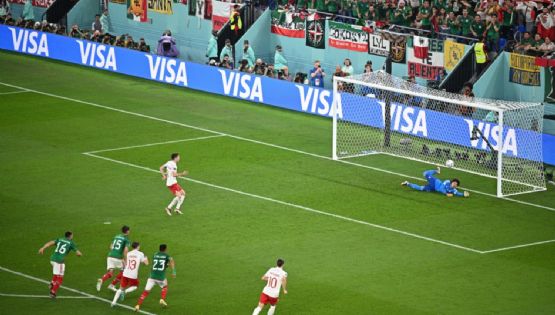 Video | Guillermo Ochoa se viste de héroe al atajarle penal a Robert Lewandowski