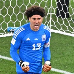 Guillermo Ochoa supera a históricos porteros mexicanos en importante récord en Copa del Mundo