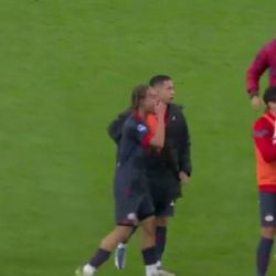 Edson Álvarez protagoniza bronca con Xavi Simons en el Clásico de Holanda