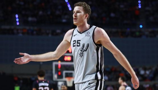 El basquetbolista Jakob Poeltl arribó a México con la camiseta del Club América