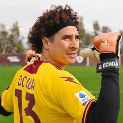 Guillermo Ochoa alza la mano para jugar el Mundial de México en 2026