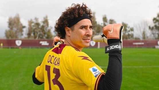 Guillermo Ochoa alza la mano para jugar el Mundial de México en 2026