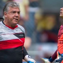 Héctor Miguel Zelada lanza nueva crítica contra Guillermo Ochoa