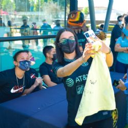 Video | Aficionados de América Femenil ocasionan el tráfico por un autógrafo 