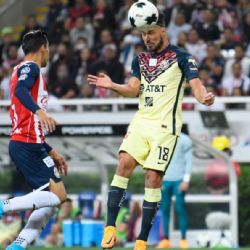 América rescata empate con 10 hombres en el Clásico Nacional contra Chivas