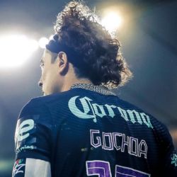 Las modificaciones especiales que manda hacer Memo Ochoa en sus guantes