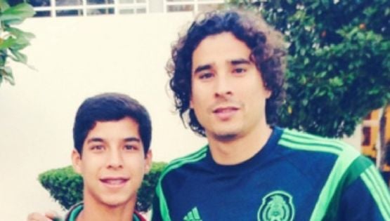 Momentos que demuestran que Guillermo Ochoa se ha convertido en mentor de Diego Lainez 