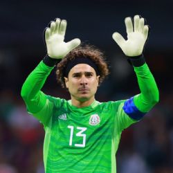 Guillermo Ochoa celebra con su familia la clasificación de la Selección Mexicana ante El Salvador